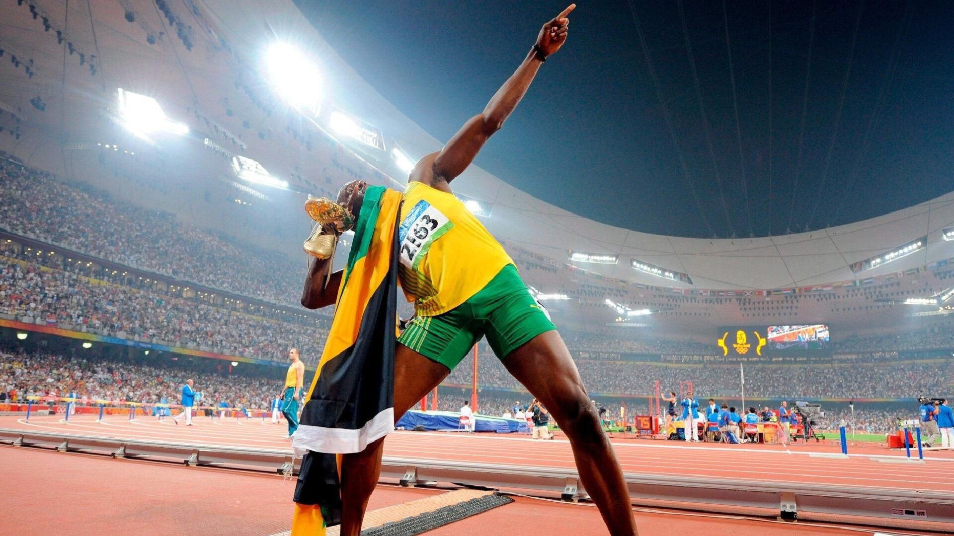 欧冠八强首回合：拜仁主场3比1击败多特 双翼传中主宰右路